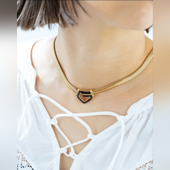 GIVENCHY Elegant Gold Necklace with Rhinestone Accents - Picture 6 of 6